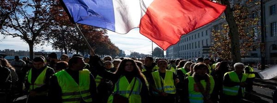 Gilets jaunes et drapeau.jpg